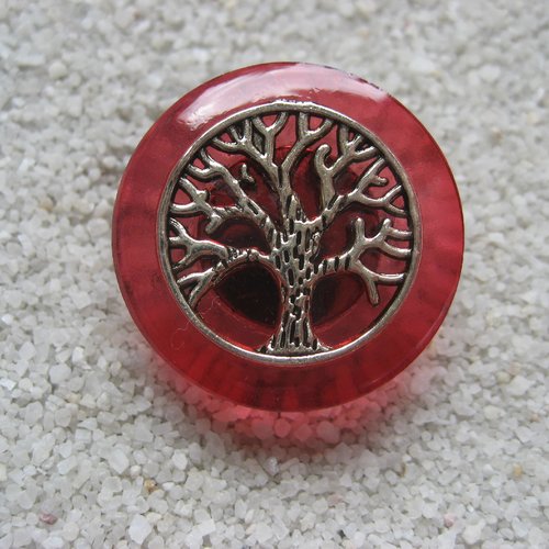 Bague zen, arbre de vie argenté, sur fond rouge en résine / diamètre 25mm