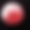 Bague dome, microperles rouges mobiles, dans une demi-sphère plexi, diamètre 30mm