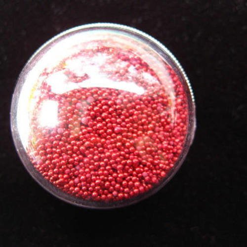 Bague dome, microperles rouges mobiles, dans une demi-sphère plexi, diamètre 30mm