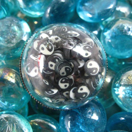 Bague dome, yin et yang mobiles, dans une demi-sphère plexi / diamètre 30mm