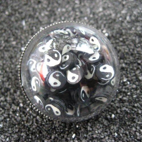 Bague dôme ajustable unisexe yin et yang mobiles dans une demi-sphère plexi diamètre 30mm