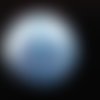 Bague dome, microperles bleues mobiles, dans une demi-sphère plexi / diamètre 30mm