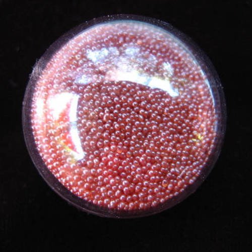Bague dome, microperles roses mobiles, dans une demi-sphère plexi, diamètre 30mm