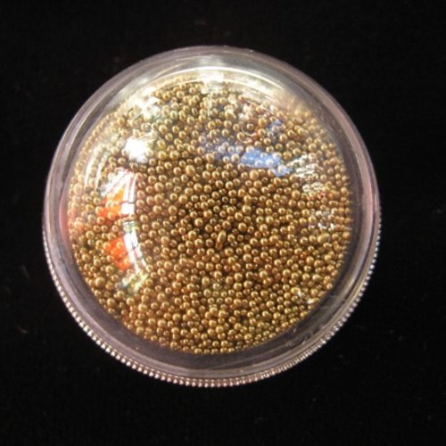 Bague dome fantaisie, microperles dorées mobiles, dans une demie-sphère plexi / diamètre 30mm