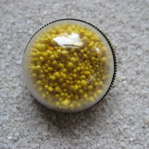 Bague dome ajustable unisexe miniperles jaunes mobiles dans une demi-sphère plexi diamètre 30mm
