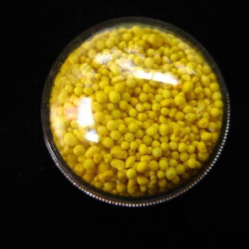 Bague dome, miniperles jaunes mobiles, dans une demi-sphère plexi / diamètre 30mm