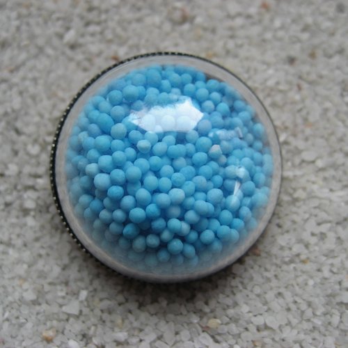 Bague grand dome ajustable unisexe perles turquoises mobiles dans une demi-sphère plexi diamètre 30mm
