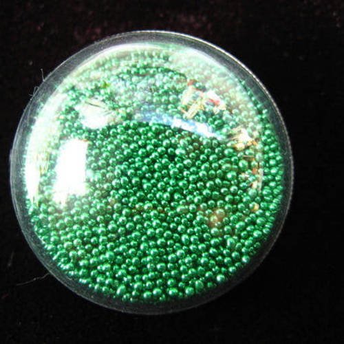 Bague grand dome, microperles vertes mobiles, dans une demie-sphère en plexi, diamètre 30mm