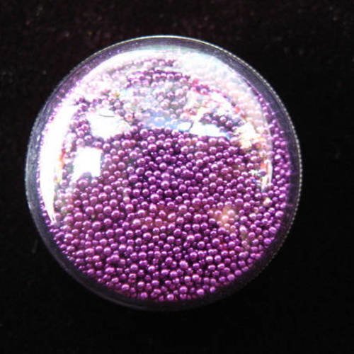 Bague grand dome, microperles prunes mobiles, dans une demie-sphère en plexi, diamètre 30mm