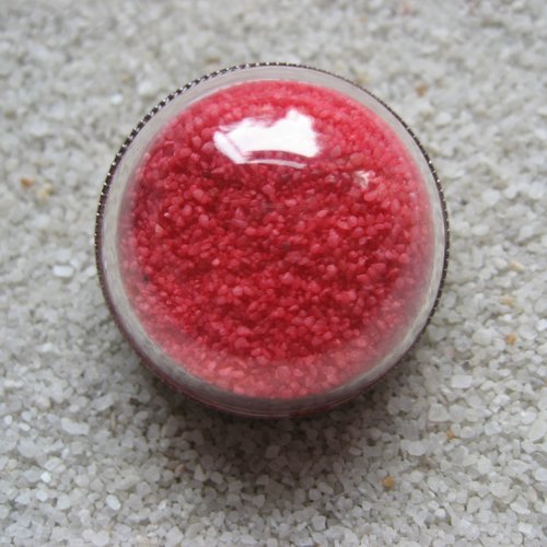 Bague dome ajustable unisexe sable rouge mobile sertie en résine dans une sphère en plexi diamètre 30mm