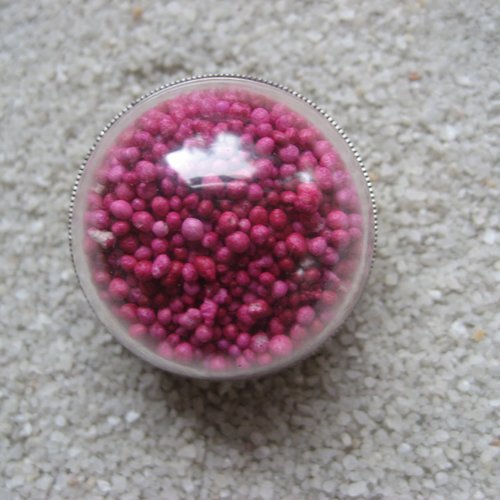 Bague dome ajustable unisexe miniperles fuchsias mobiles sertie en résine dans une sphère en plexi diamètre 30mm