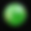 Bague dome, miniperles vertes mobiles, dans une demie-sphère en plexi / diamètre 30mm