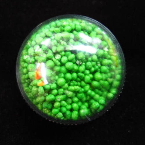 Bague dome, miniperles vertes mobiles, dans une demie-sphère en plexi / diamètre 30mm
