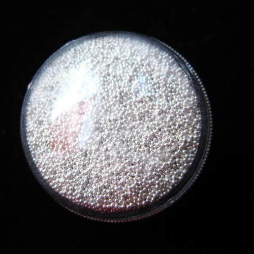 Bague dome, microperles argentées mobiles, dans une demi-sphère plexi / diamètre 30mm