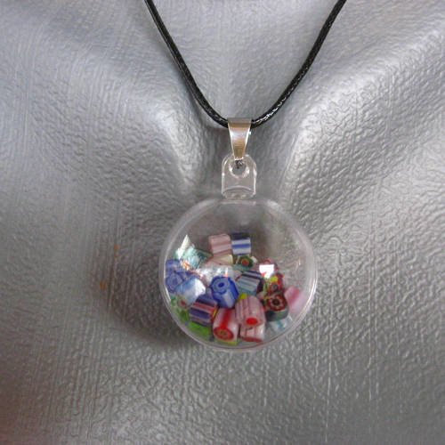 Pendentif bulle, perles cubiques multicolores mobiles, dans une sphère en plexi / diamètre 30mm