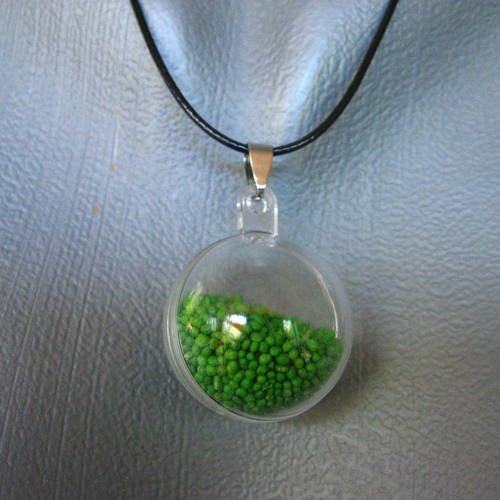 Pendentif bulle, miniperles vertes mobiles, dans une sphère en plexi / diamètre 30mm