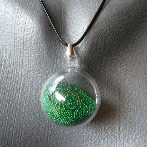 Pendentif bulle, microperles vertes mobiles, dans une sphère en plexi / diamètre 30mm