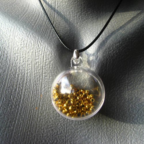 Pendentif bulle, perles dorées mobiles, dans une sphère en plexi / diamètre 30mm