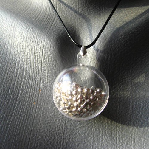 Pendentif bulle, perles argentées mobiles, dans une sphère en plexi / diamètre 30mm