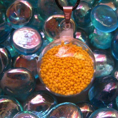 Pendentif bulle, miniperles jaunes mobiles, dans une sphère en plexi / diamètre 30mm