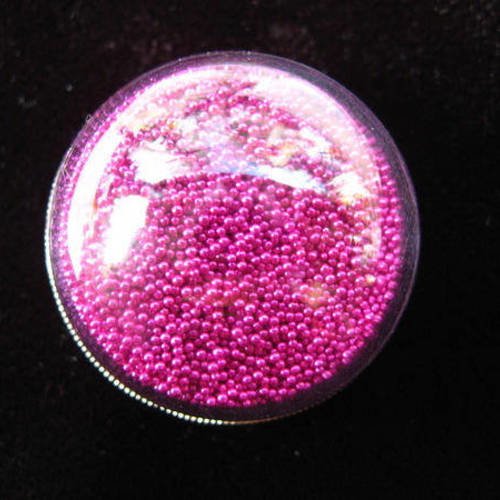 Bague dome, microperles fuchsias mobiles, dans une demi-sphère plexi / diamètre 30mm