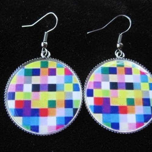 Boucles d'oreilles pop, pixels multicolores, serties en résine / diamètre 30mm