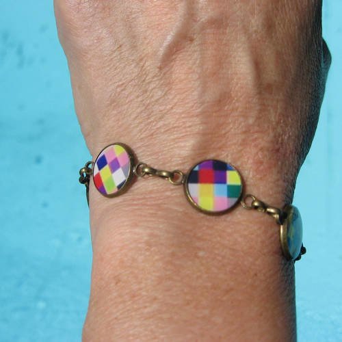 Bracelet petits cabochons, pixels multicolores, sertis en résine / diamètre 12mm