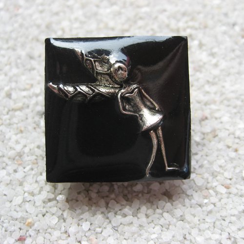 Promotion bague carrée unisexe ajustable fée clochette sur fond noir en résine taille 25mmx25mm