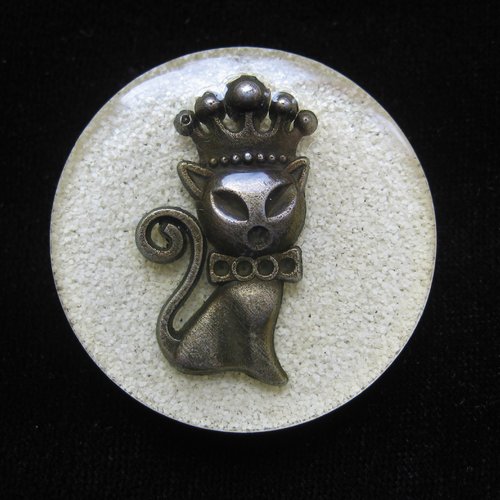 Grande bague ajustable unisexe chat royal bronze sur fond blanc en résine diamètre 35mm