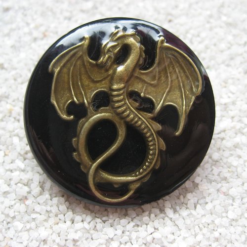 Grande bague ajustable unisexe steampunk estampe dragon ailé bronze sur fond noir en résine diamètre 35mm