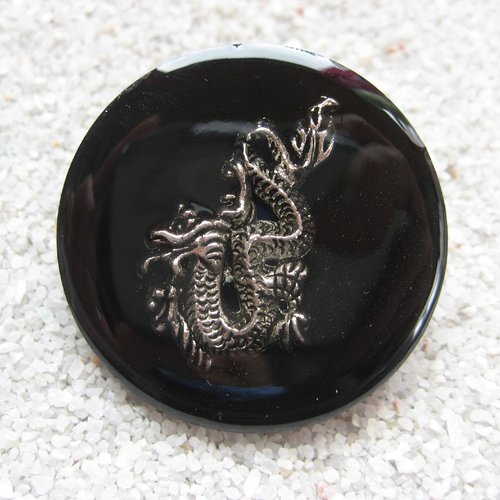 Grande bague steampunk, dragon argenté, sur fond noir en résine / diamètre 35mm