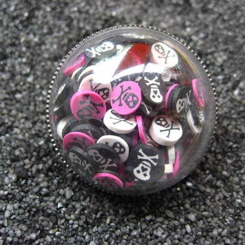 Bague dome unisexe ajustable têtes de mort multicolores mobiles dans une demie-sphère plexi diamètre 30mm