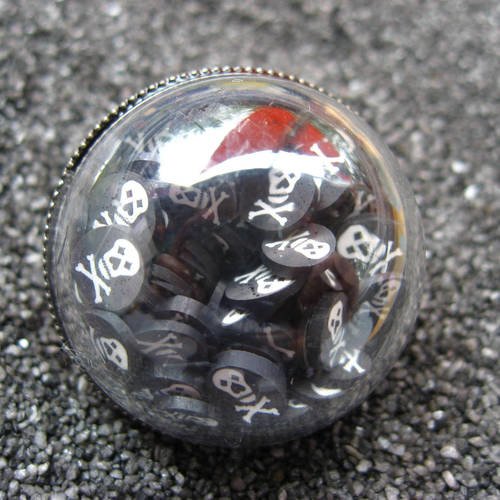 Bague grand dome unisexe ajustable têtes de mort mobiles dans une demie-sphère plexi diamètre 30mm