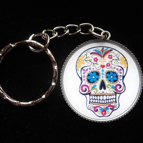 Porte-clefs steampunk, tête de mort mexicaine, sur fond blanc, serti en résine / diamètre 30mm