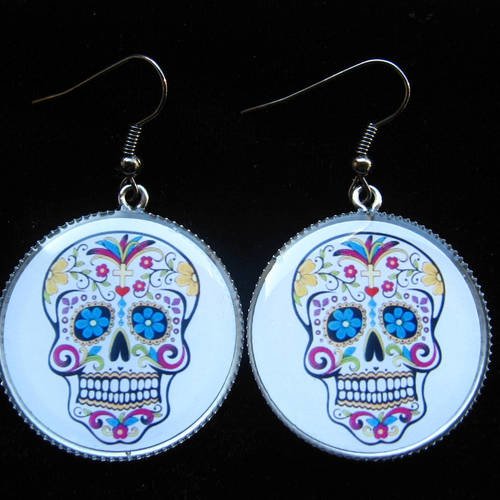 Boucles d'oreilles, tête de mort mexicaine sur fond blanc / diamètre 30mm