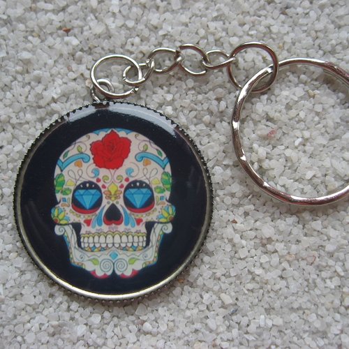 Porte-clefs steampunk, skull, sur fond noir, serti en résine / diamètre 30mm