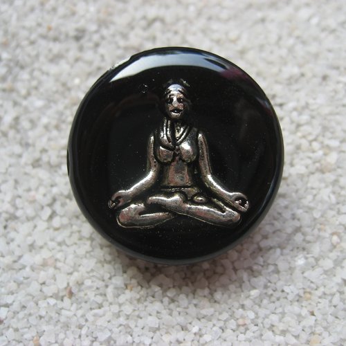 Bague ajustable unisexe cabochon rond yoga argenté sur fond noir en résine diamètre 25mm création unique