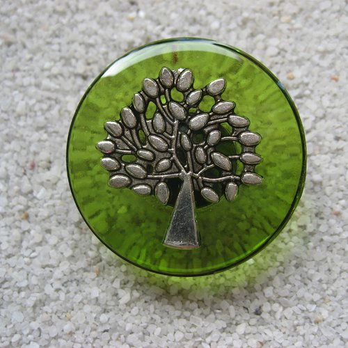 Grande bague ajustable, arbre de vie argenté, sur fond vert en résine / diamètre 35mm
