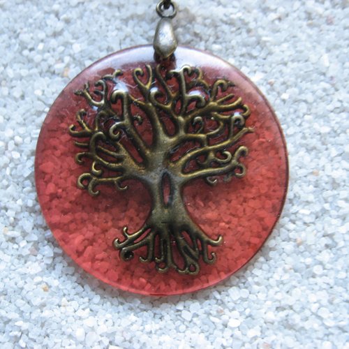 Pendentif unisexe arbre de vie bronze sur fond rouge pâle en résine diamètre 40mm