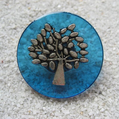 Grande bague zen, arbre de vie argenté, sur fond bleu en résine / diamètre 35mm