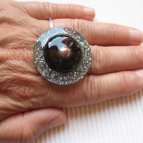 Grande bague ajustable, perle argentée, sur fond noir et argenté en résine, diamètre 35mm