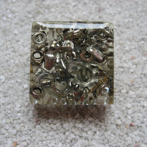 Bague ajustable unisexe matériaux recyclés sur fond transparent en résine taille 25mmx25mm