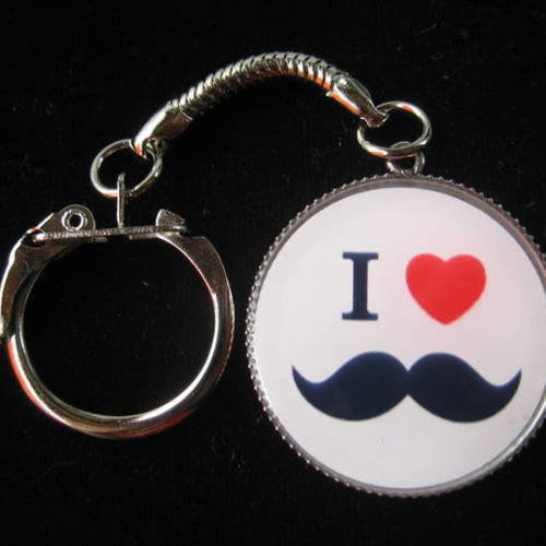 Porte-clés fantaisie, love moustache, serti en résine / diamètre 30mm