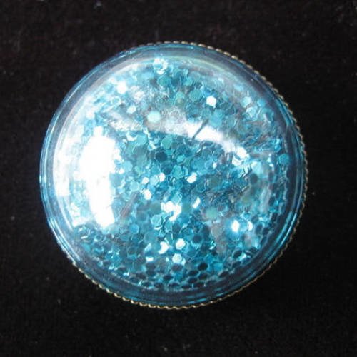 Bague grand dome, paillettes bleues mobiles, dans une demie-sphère en plexi / diamètre 30mm