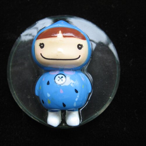 Magnet fantaisie, poupée kawaii, sur fond transparent en résine / diamètre 35mm