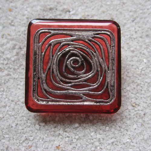 Grande bague carrée ajustable unisexe estampe graphique argentée sur fond rouge en résine taille 35mmx35mm