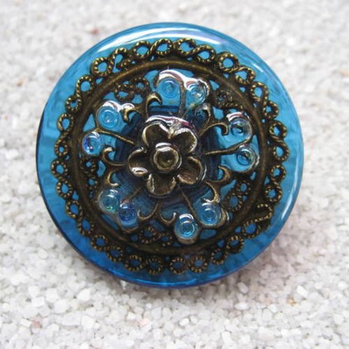 Grande bague ajustable, estampe bronze et perles bleues, sur fond bleu en résine, diamètre 35mm