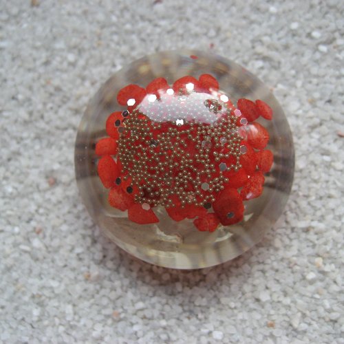 Promotion bague très grand cabochon ajustable unisexe microperles argentées sur fond rouge en résine diamètre 35mm