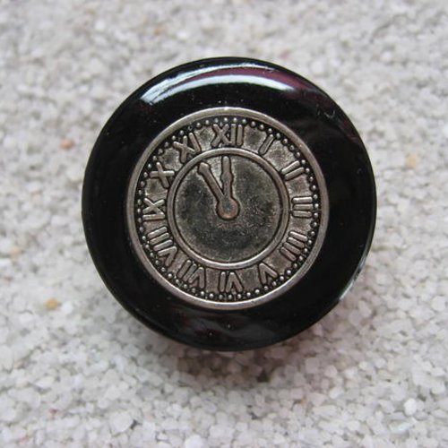 Bague vintage, breloque horloge argentée, sur fond noir en résine / diamètre 25mm