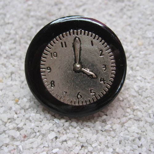 Bague vintage, breloque horloge argentée, sur fond noir en résine / diamètre 25mm
